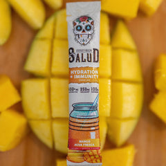 Taste Salud stick en mano mostrando tamaño práctico para llevar y usar