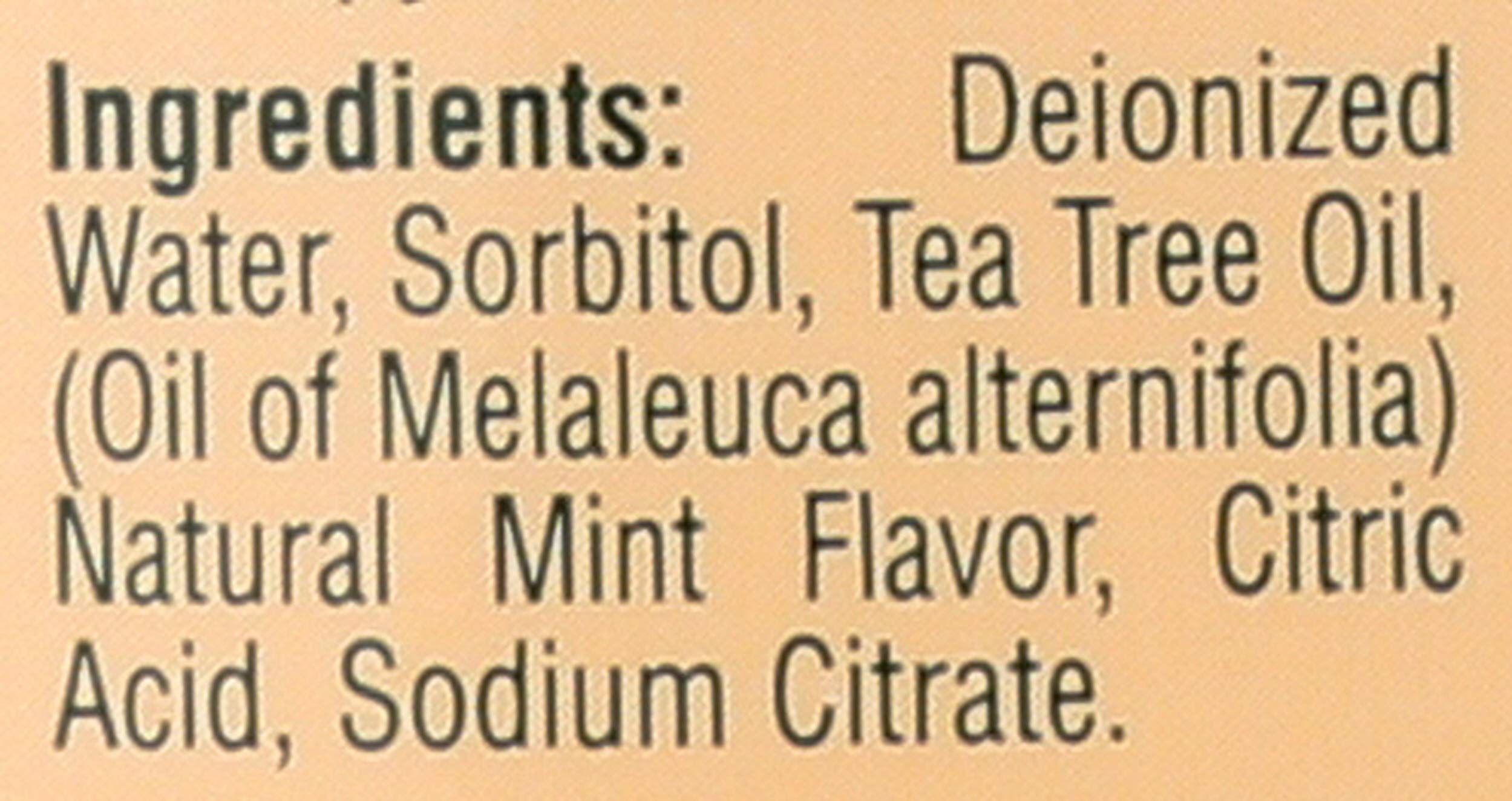 Tea Tree Therapy persona usando el enjuague para frescura instantánea