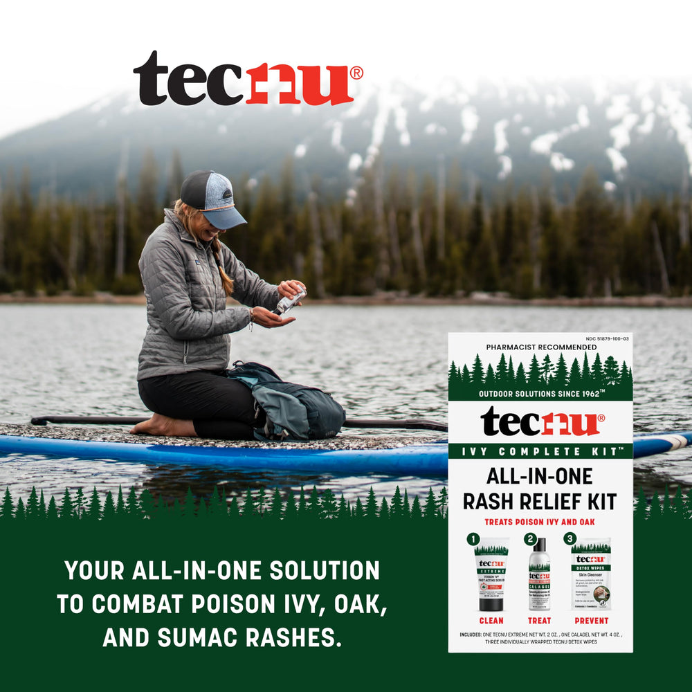 Tecnu kit dentro de una mochila listo para actividades al aire libre