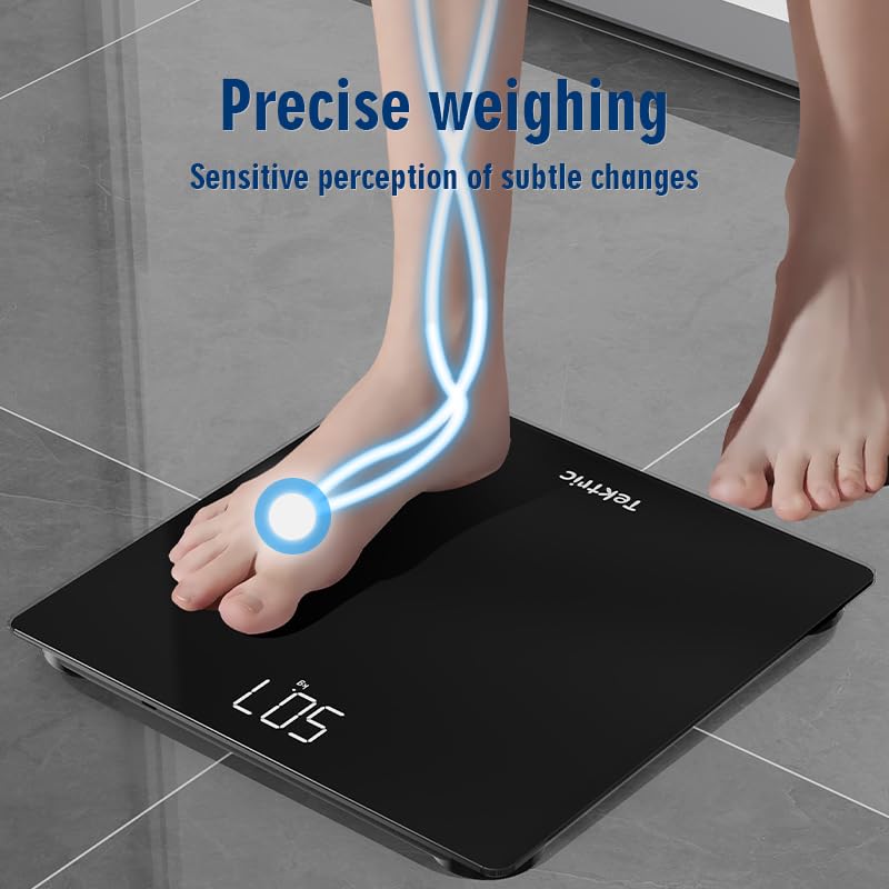Tektric báscula en uso en baño demostrando facilidad de activación step-on