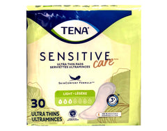 TENA compresa en mano para comparar tamaño y perfil ultrafino