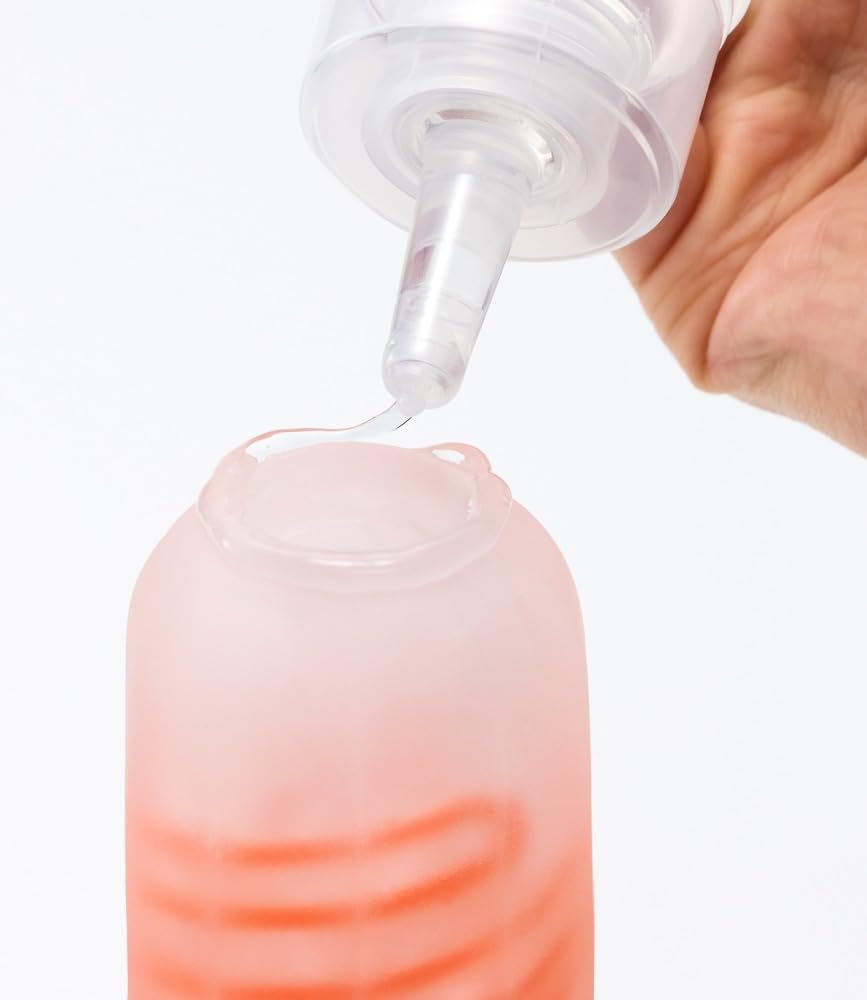 TENGA loción botella blanda siendo apretada para dosificar con control