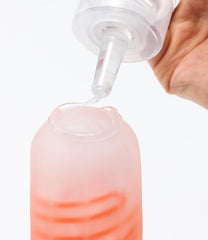TENGA loción botella blanda siendo apretada para dosificar con control