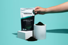 Terrasoul Superfoods en cocina con ingredientes frescos sugiere uso diario