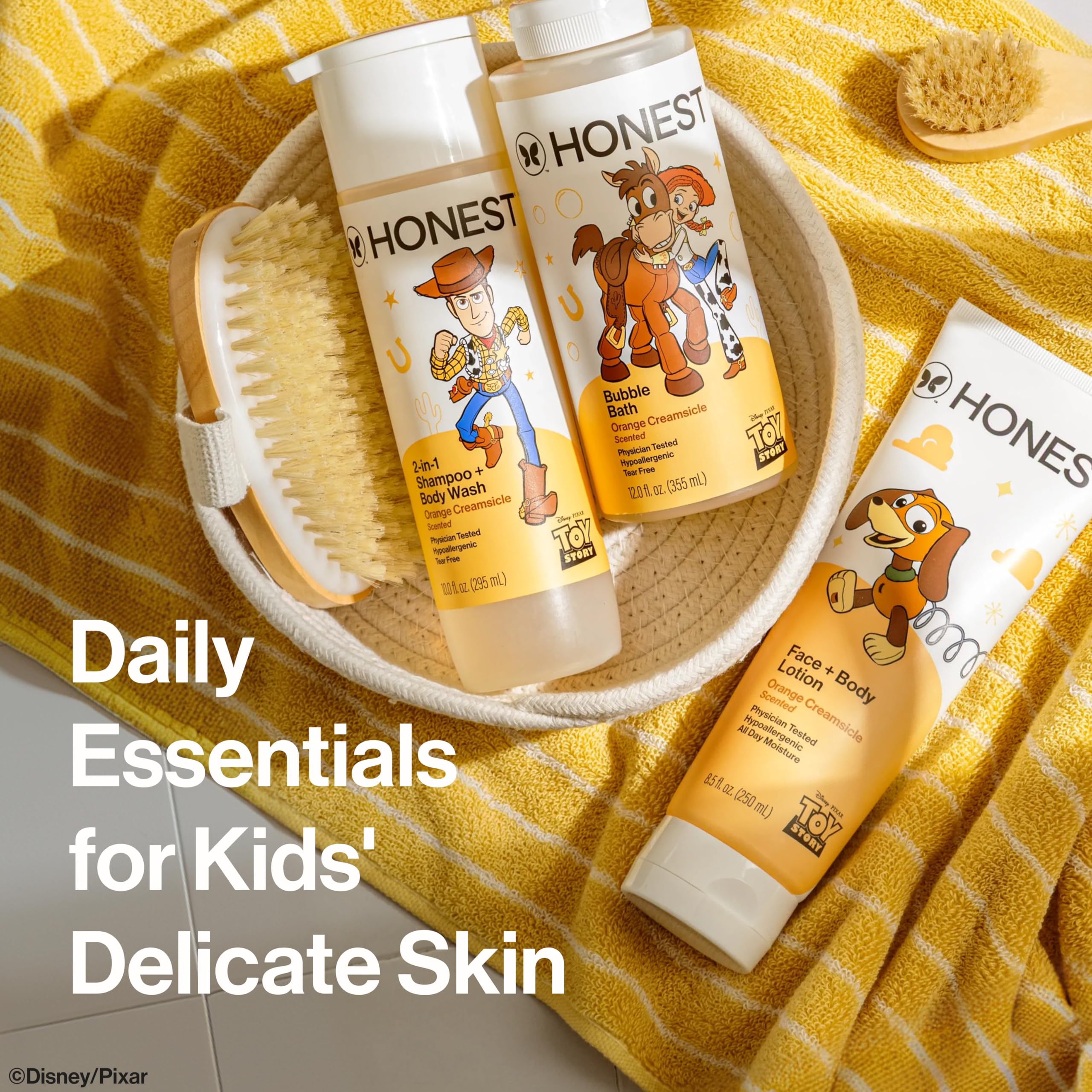 The Honest Company escena familiar de baño que transmite cuidado y alegría