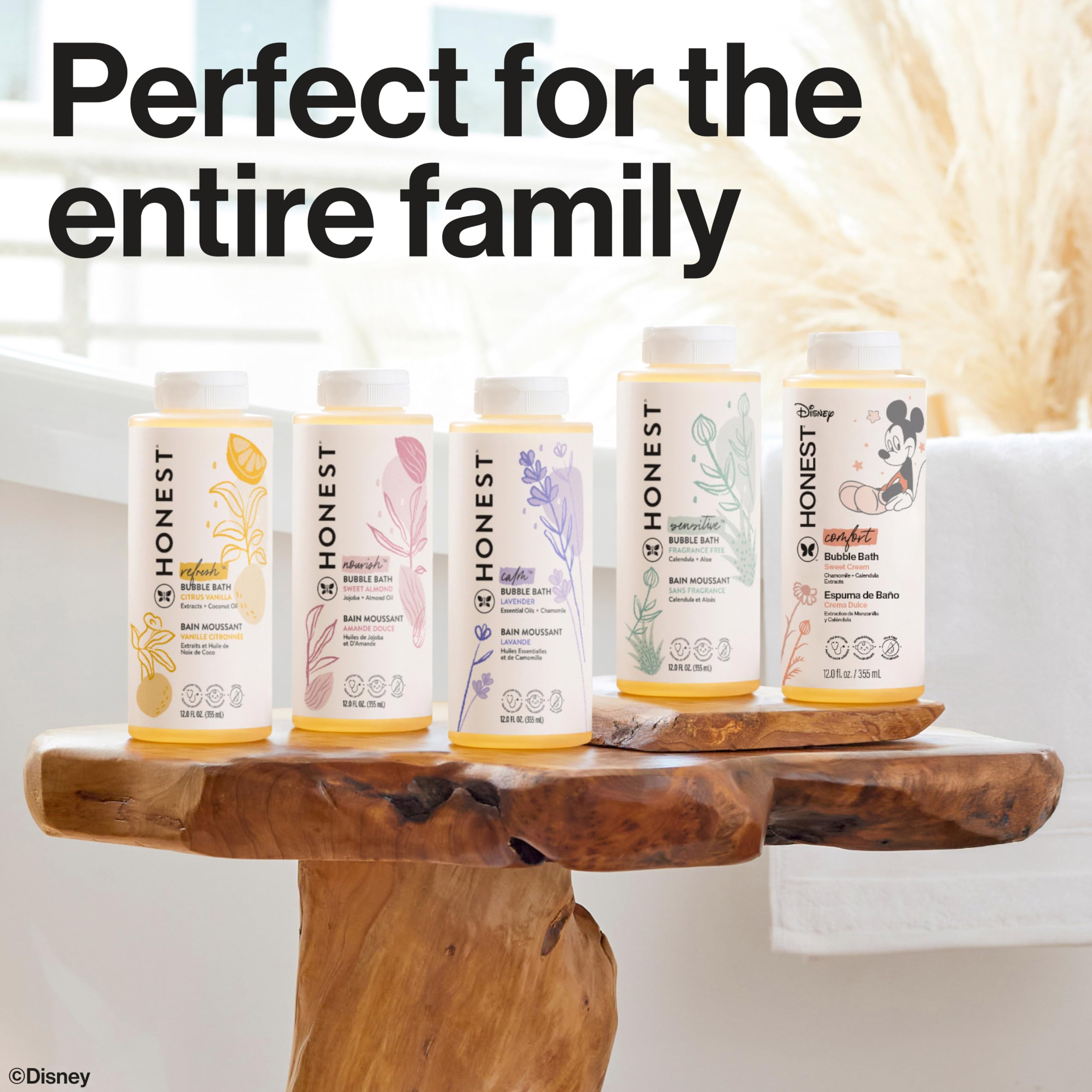 The Honest Company escena de baño familiar subrayando momento reconfortante