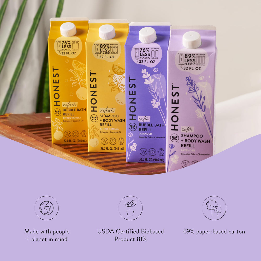 The Honest Company cartón 32 oz junto a una mano para comparar tamaño