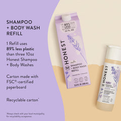 The Honest Company vertiendo refill en botella reutilizable con menos plástico