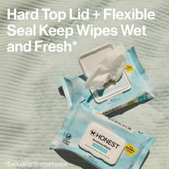 The Honest Company detalle del sello flexible que mantiene las toallitas húmedas