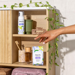 The Honey Pot Company frasco junto a objetos para comparar tamaño