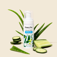 Pepino y aloe fresco junto a la botella The Honey Pot representando calma natural