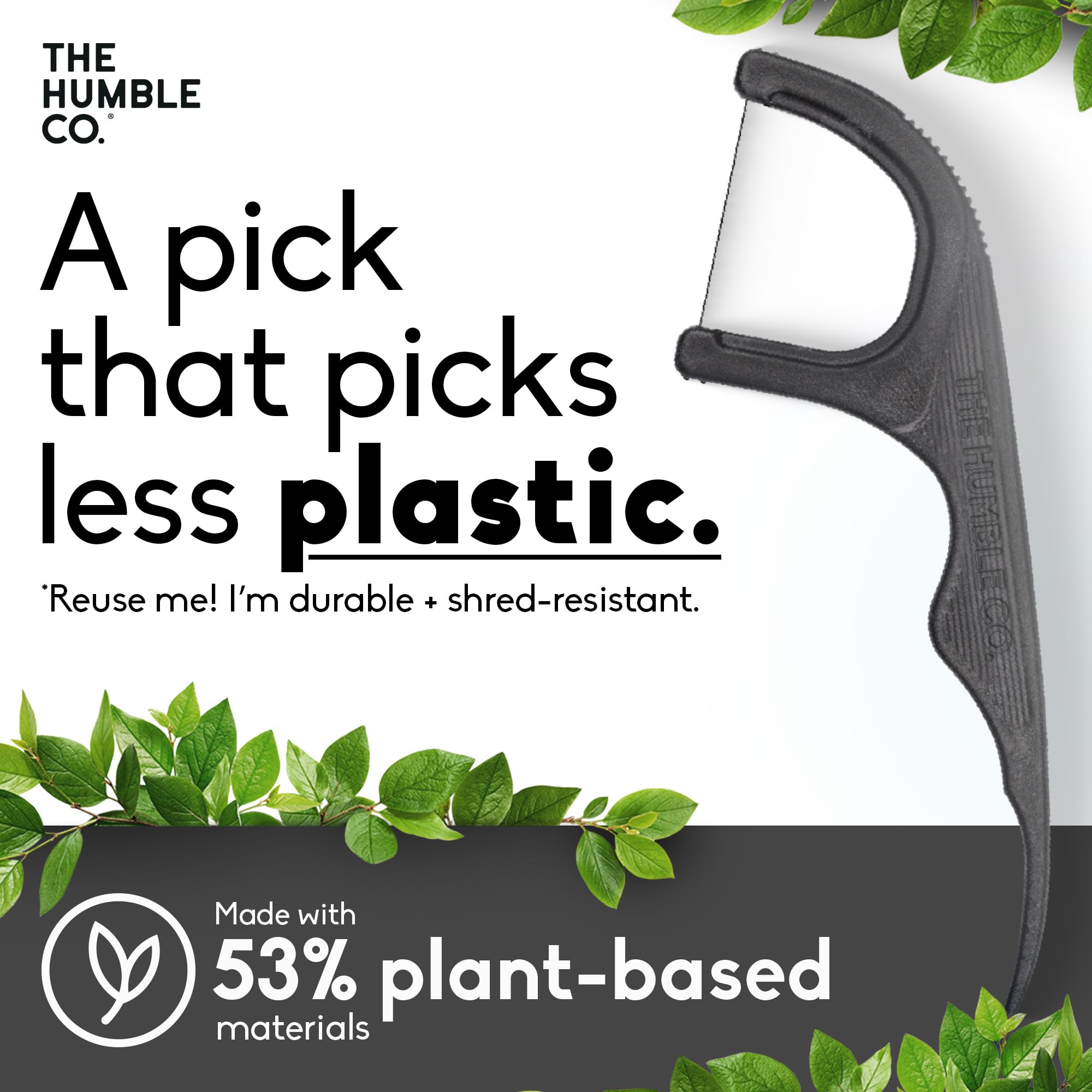 The Humble Co. palillo en uso entre dientes para remover restos