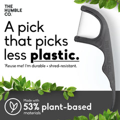 The Humble Co. palillo en uso entre dientes para remover restos