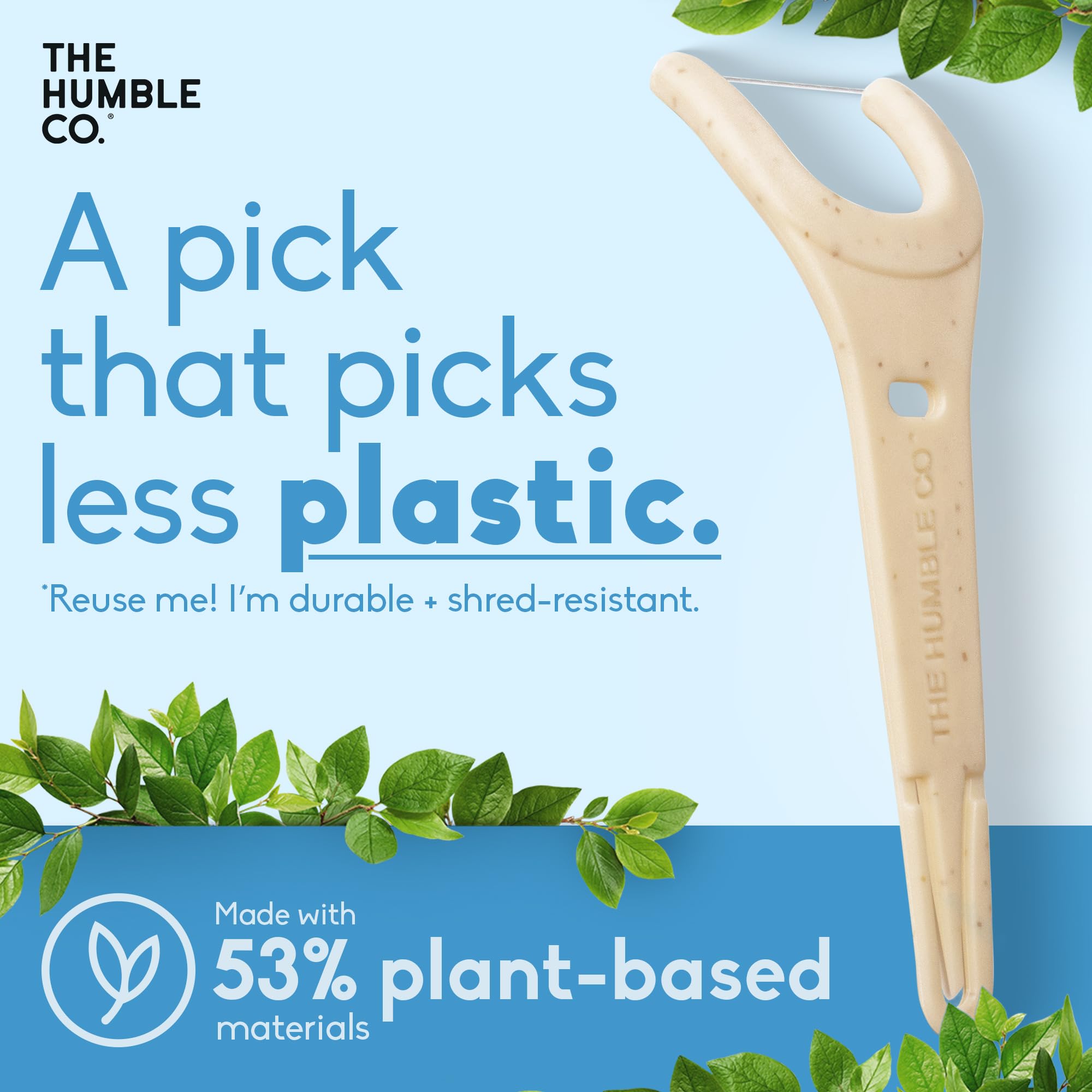 The Humble Co. pick en posición de uso entre dientes, beneficio: limpieza precisa en casa