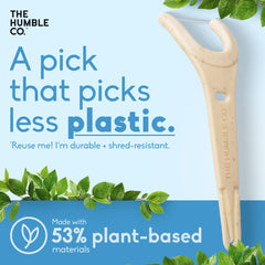 The Humble Co. pick en posición de uso entre dientes, beneficio: limpieza precisa en casa