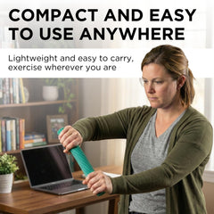 THERABAND FlexBar persona realizando torsión para fortalecer muñeca