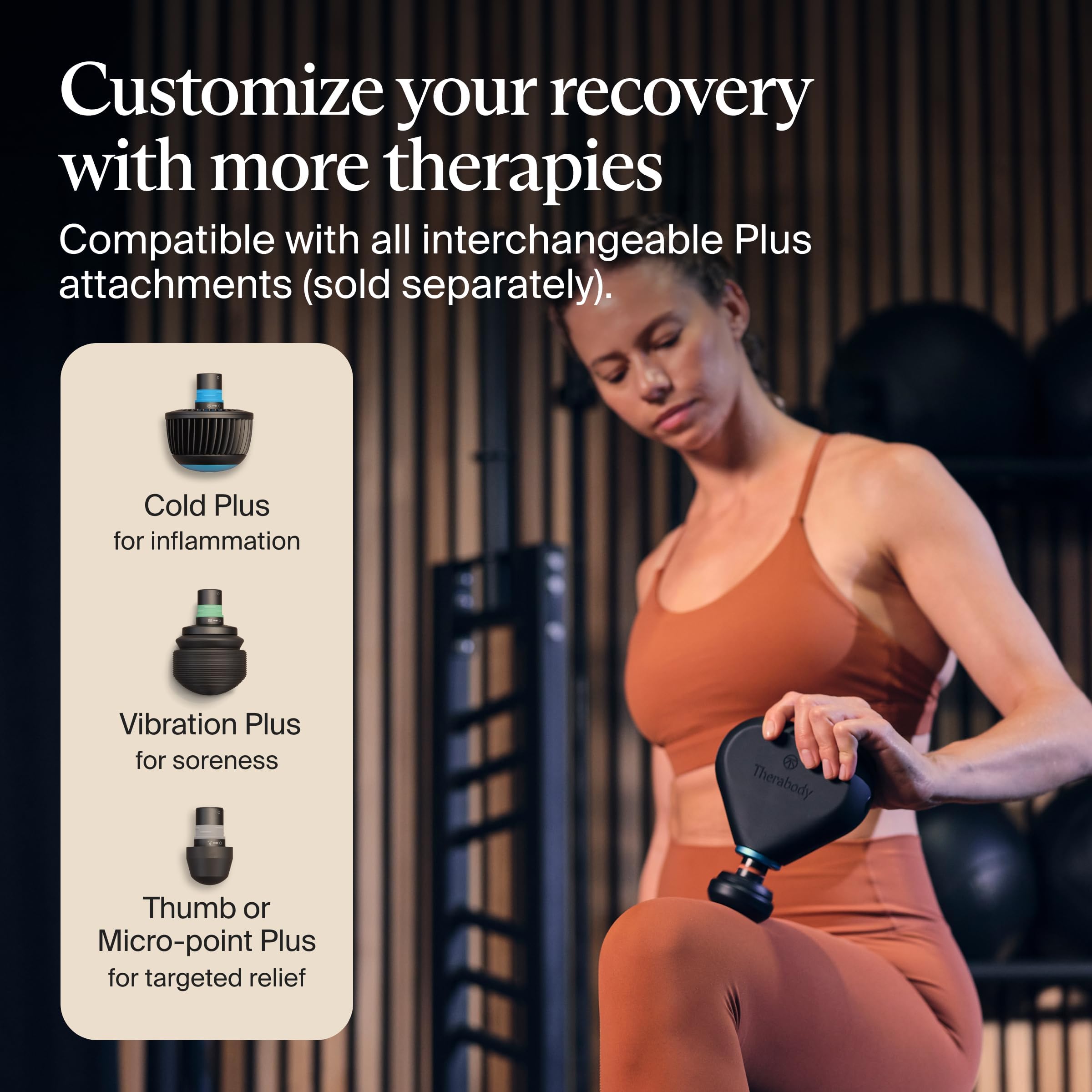 TheraGun mini plus en gimnasio alivia músculos tras entrenamiento