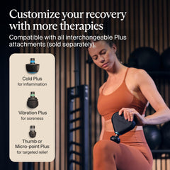 TheraGun mini plus en gimnasio alivia músculos tras entrenamiento