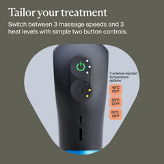 TheraGun mini plus junto a una botella para mostrar escala y portabilidad
