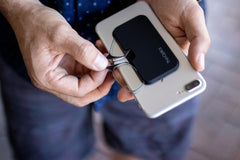 ThinOptics estuche universal pegado al móvil para acceso rápido y protección