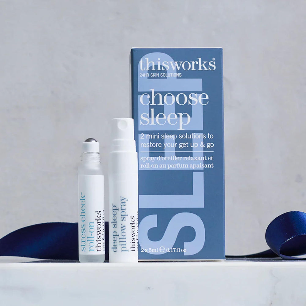 THISWORKS productos junto a una mano para mostrar tamaño y portabilidad