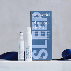 THISWORKS productos junto a una mano para mostrar tamaño y portabilidad