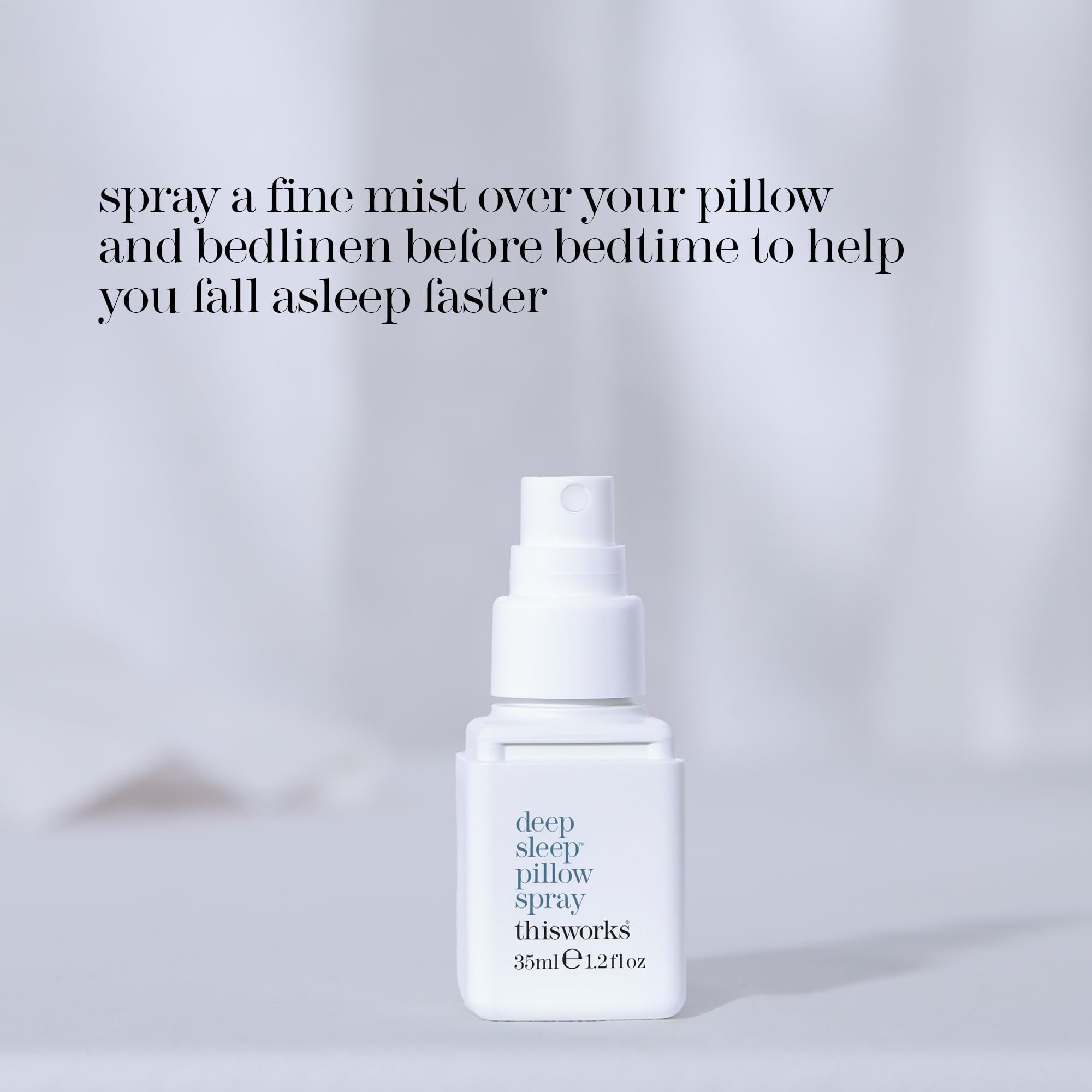 THISWORKS spray aplicándose sobre funda de almohada, ayuda a crear rutina