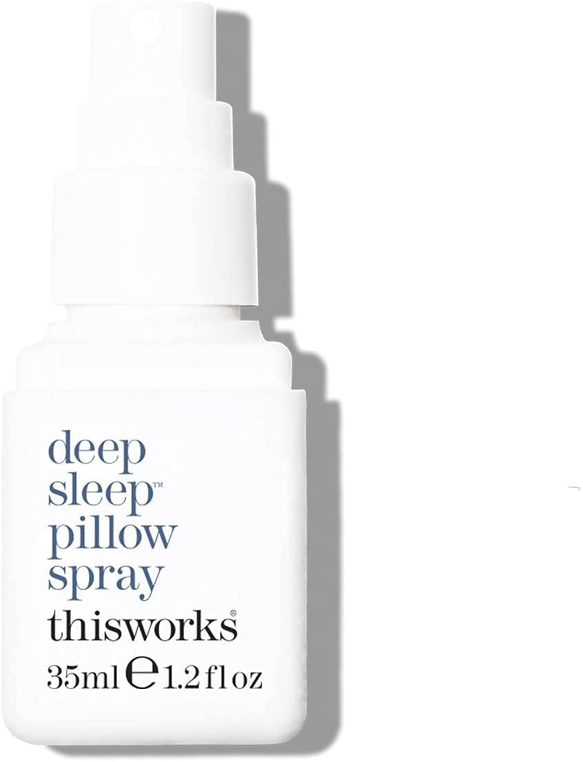 THISWORKS frasco cerca de una mano para mostrar escala y facilidad de uso