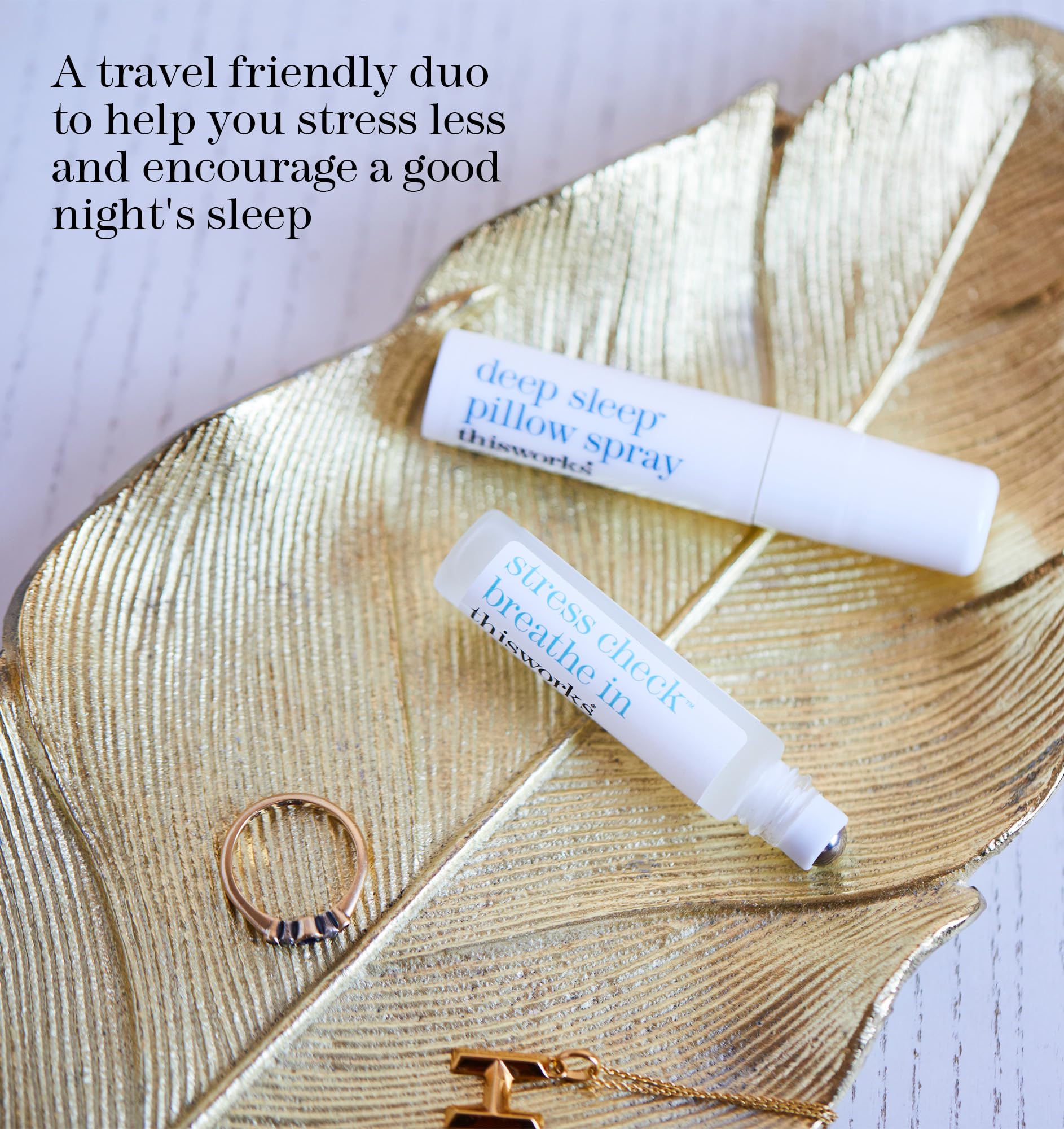 THISWORKS Deep Sleep spray atomizador en primer plano con pulverización relajante