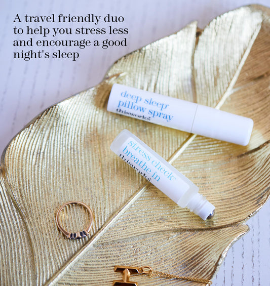 THISWORKS Deep Sleep spray atomizador en primer plano con pulverización relajante