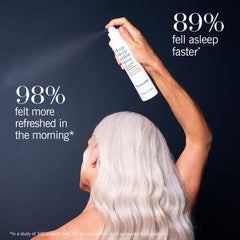 This Works spray sobre almohada mostrando efecto relajante