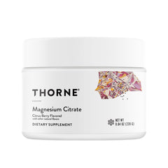THORNE envase delantero del citrato de magnesio mostrando el sabor cítrico-berry y facilidad de uso