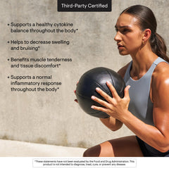 THORNE Phytoprofen: mano sosteniendo cápsulas para uso práctico diario.