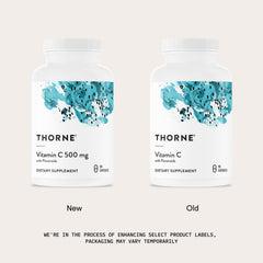 THORNE cápsula en mano demostrando tamaño práctico y portátil