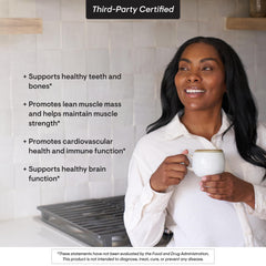 THORNE vitamina D3 cápsulas en mano para uso diario.