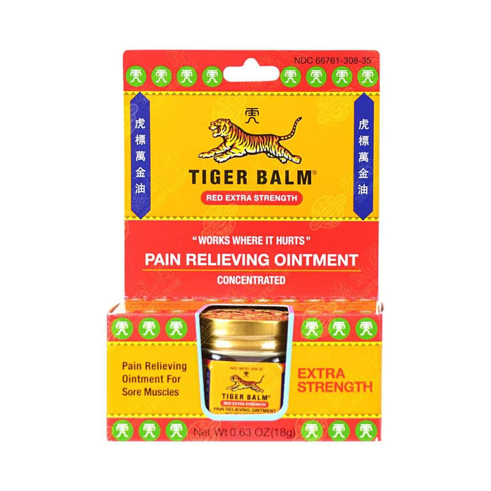 Tiger Balm tubo sobre mesa junto a accesorios de deporte