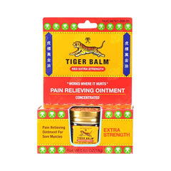 Tiger Balm tubo sobre mesa junto a accesorios de deporte
