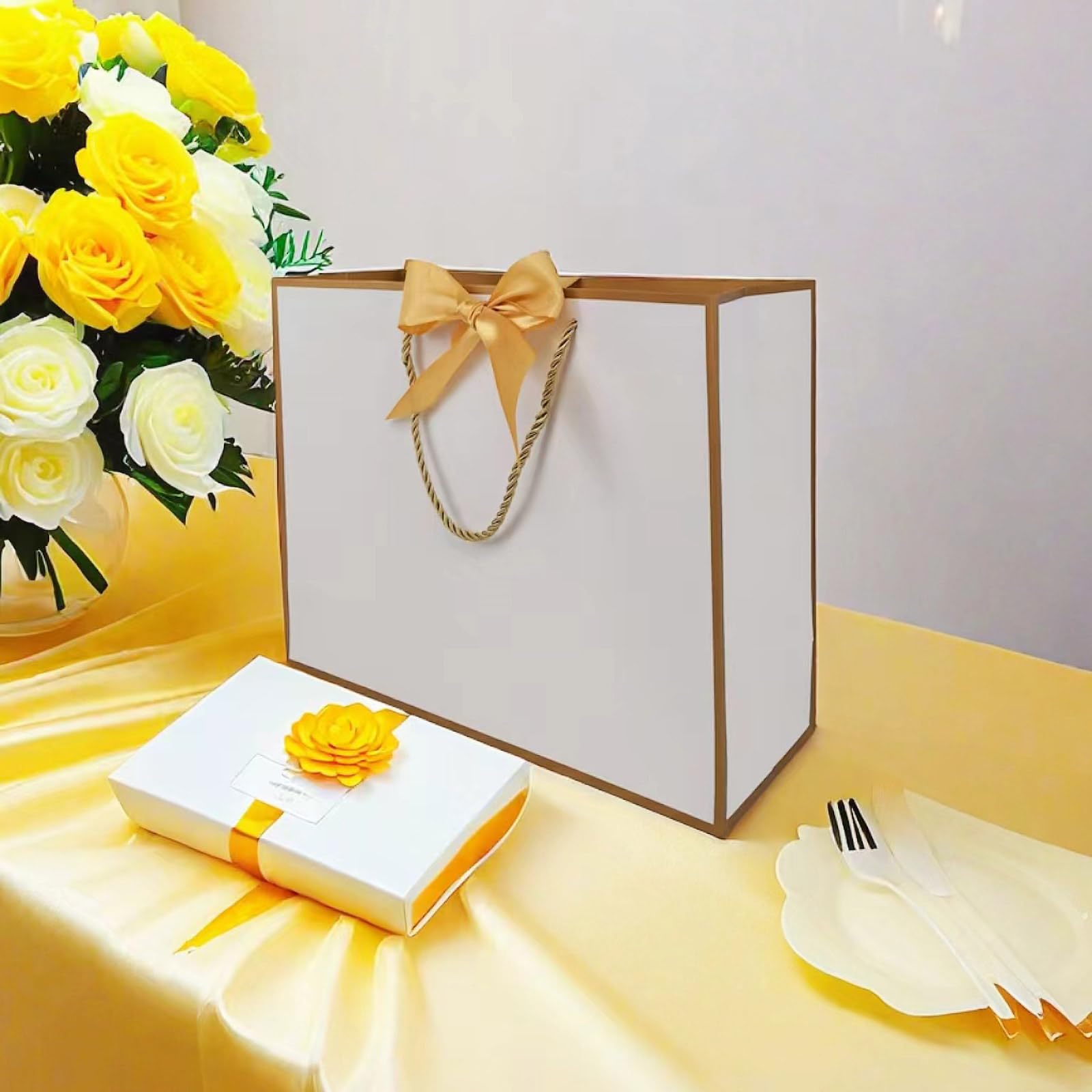 TKSBAG bolsa con regalo adentro en mano, ideal para entrega en eventos