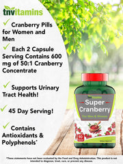 tnvitamins cápsulas en mano para comparar tamaño y dosificación