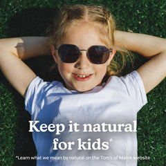 Tom's of Maine niño cepillándose sonriendo, higiene bucal cómoda