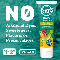 Tom's of Maine niño cepillando con sonrisa muestra aceptación del sabor