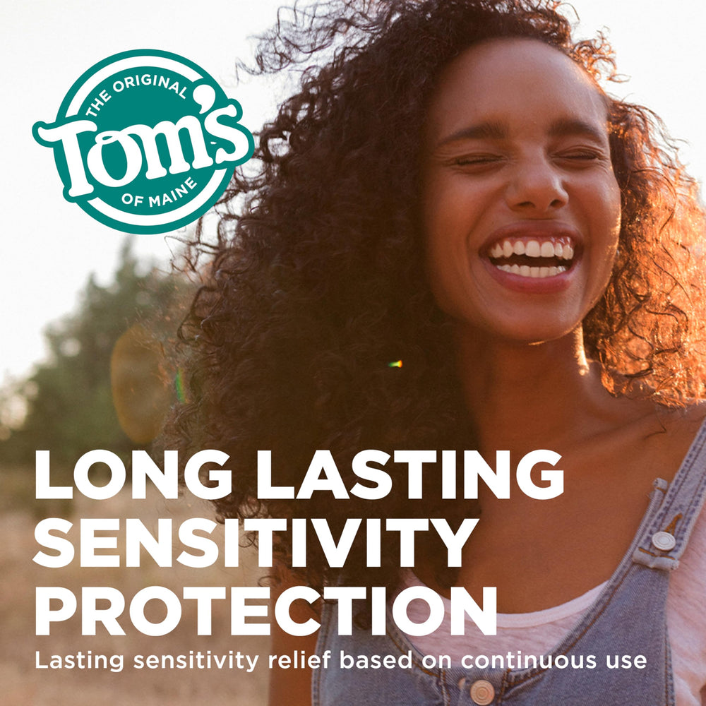 Tom's of Maine tubo en mano para ver tamaño real y facilidad de transporte
