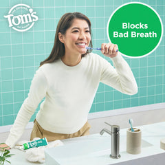 Tom's of Maine tubo en mano para comparar tamaño y facilidad de uso