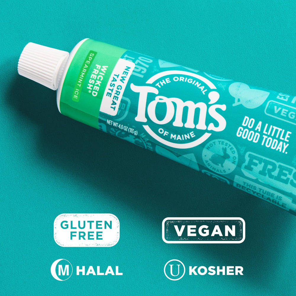 Tom's of Maine pasta dental en baño moderno mostrando uso diario práctico