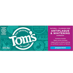 Tom's of Maine tubo junto a un cepillo de viaje mostrando conveniencia en viajes