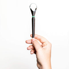 Tongue Sweeper en entorno clínico que refleja calidad dental y acabado profesional