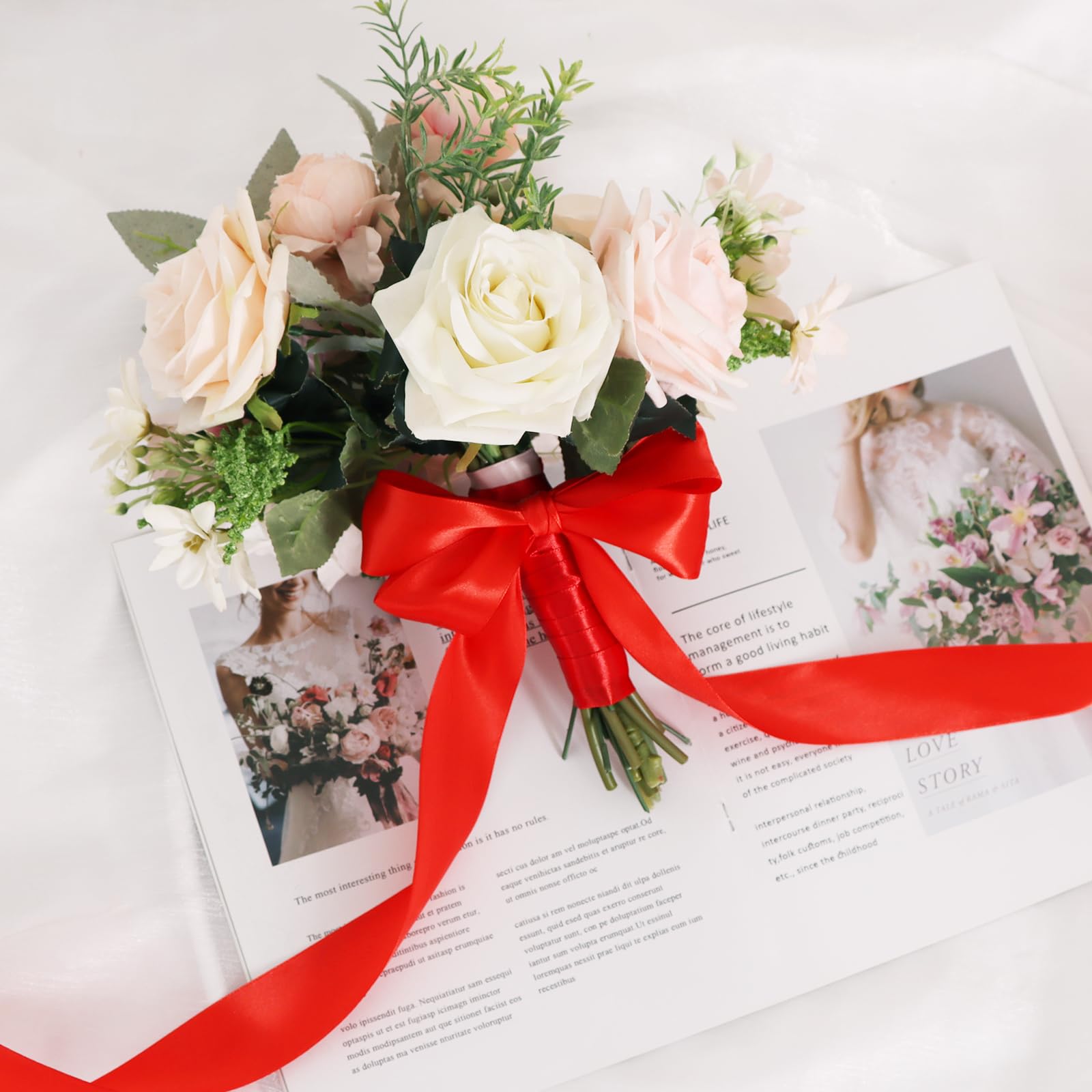Manos de artesano usando cinta TONIFUL roja para crear lazos uniformes