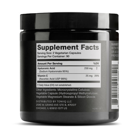 Toniiq Ácido Hialurónico, cápsulas en mano, uso diario para cuidado de la piel.
