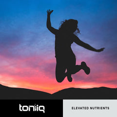 Primer plano de la tabla de ingredientes Toniiq evidenciando transparencia