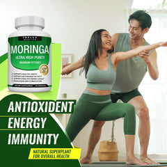 Persona activa sosteniendo Toplux Moringa, estilo de vida saludable con suplemento vegetal conveniente